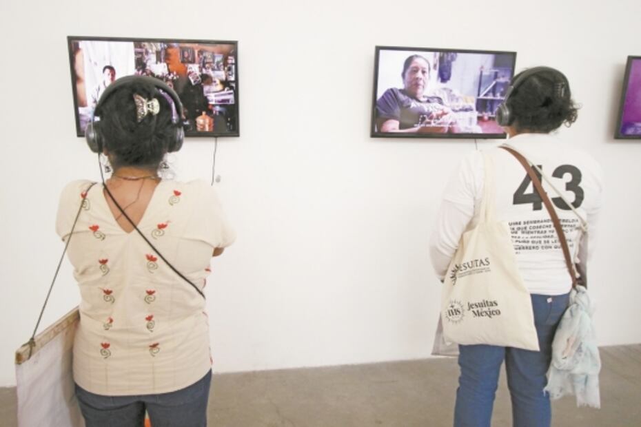 Padres de los 43 recorren exposición de Ai Weiwei