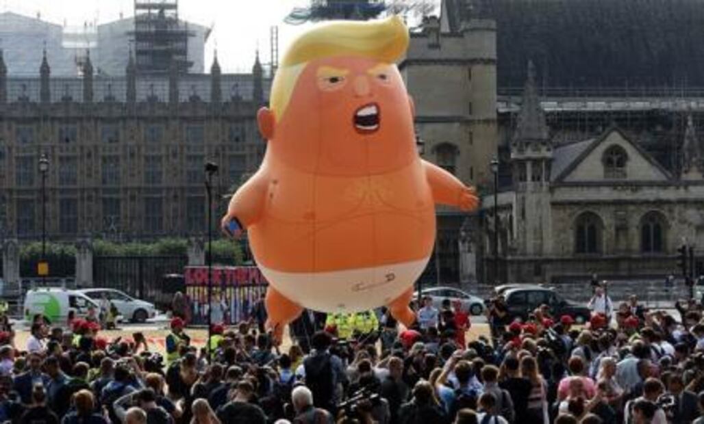 "¡A mi madre no le gustas, y le gusta todo el mundo!", gritan a Trump en Londres