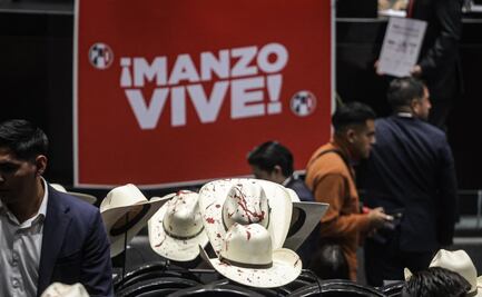 Con sombreros “ensangrentados” y veladoras, diputados del PAN y PRI recuerdan a Carlos Manzo; guardan minuto de silencio