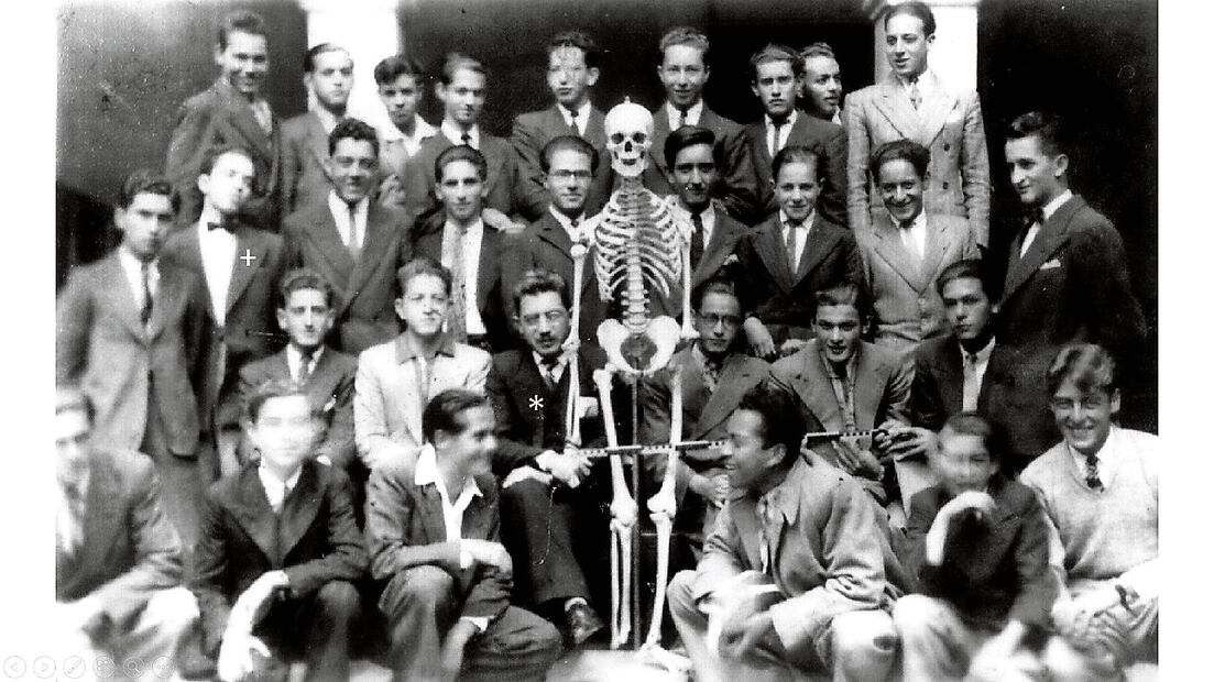 García Márquez (indicado con una cruz) junto a sus compañeros del Liceo de Varones Zipaquirá y al doctor Álvaro Gaitán Nieto (indicado con asterisco). Foto: Cortesía Liceo de Varones
