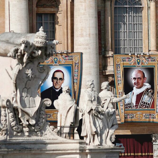 Retratos de monseñor Óscar Arnulfo Romero (izq.) y el papa Paulo VI (der). adornaron ayer la Plaza de San Pedro, en el Vaticano, durante la ceremonia de canonización de ambos religiosos, encabezada por el papa Francisco. (FILIPPO MONTEFORTE. AFP)