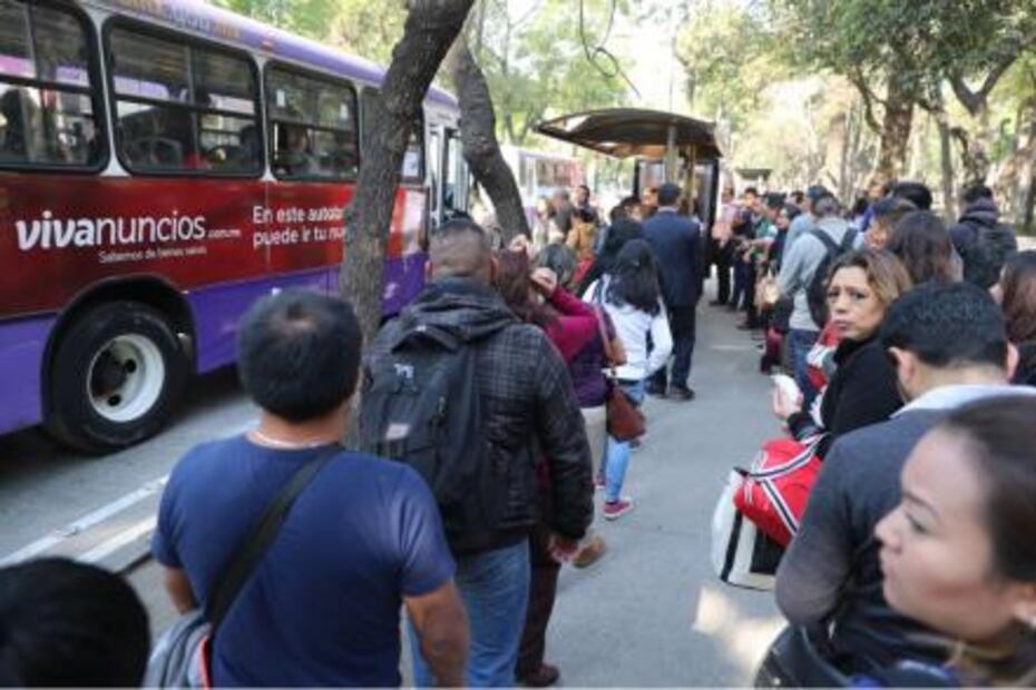 Padecen usuarios largas filas en Auditorio tras operación de la línea 7 del Metrobús