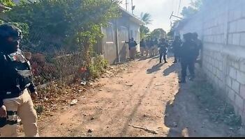 Atacan a balazos a familia dentro de su casa