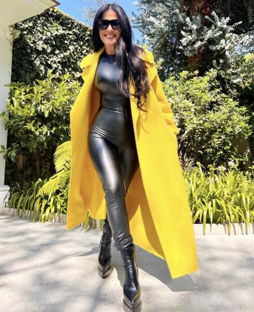 Pants con botas y abrigo, el look de Martha Debayle