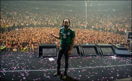 Baterista de The Killers posa con playera de México