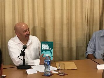 Presenta Carlos Salinas libro en Cuba