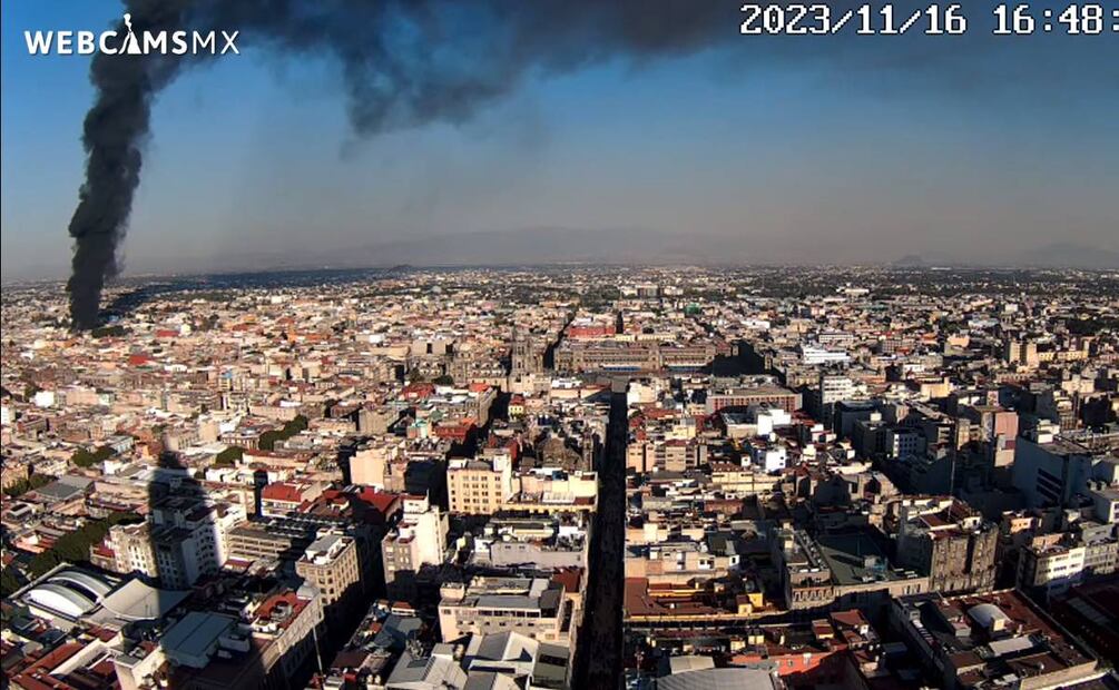 La columna de humo se veía hasta Ecatepec en Edomex. Foto: Webcams/El Universal