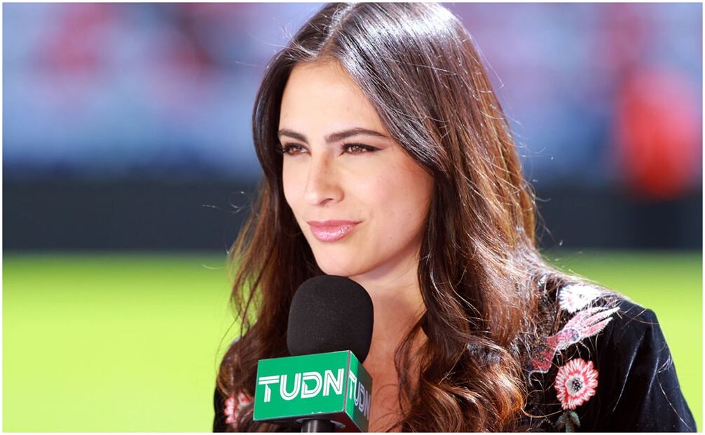 Valeria Marín trabajando en TUDN en el Estadio Nemesio Diez. Foto: Especial