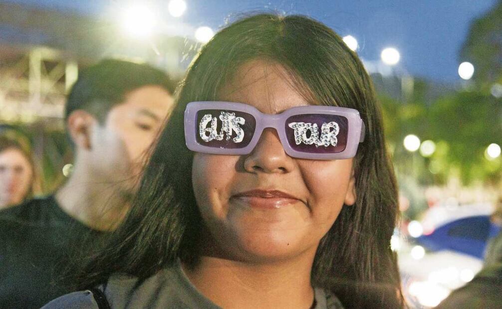 Los fans, en su mayoría chicas, usaron accesorios referentes al Guts World Tour. (02/04/2025) Foto: Yaretzy M. Osnaya | El Universal
