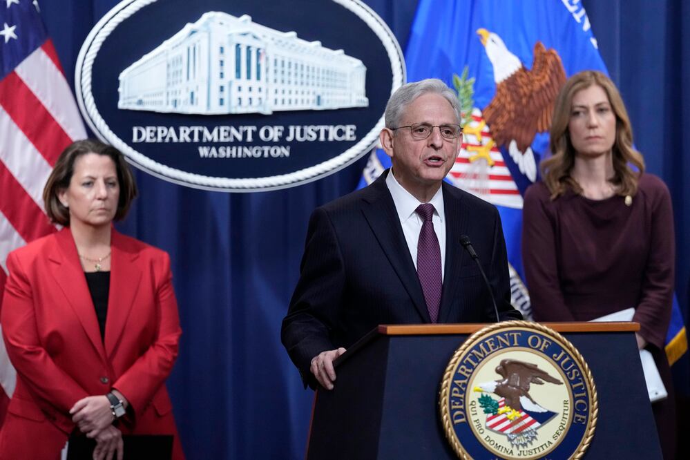 El fiscal general Merrick Garland, centro, durante una conferencia de prensa en el Departamento de Justicia en Washington, sobre la acción internacional de control del tráfico de drogas. La fiscal general adjunta Lisa Monaco, a la izquierda, y la administradora de la DEA, Anne Milgram, a la derecha, escuchan. Foto: AP