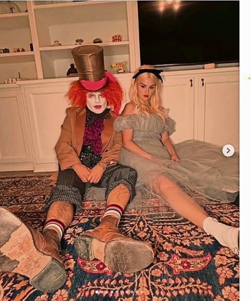 Benny Blanco y Selena Gomez, en personajes de Alicia en el país... Foto: Instagram