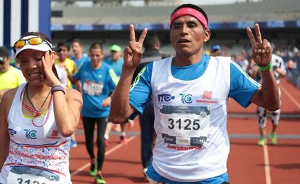 Corredor rarámuri acapara reflectores en el Maratón de la CDMX