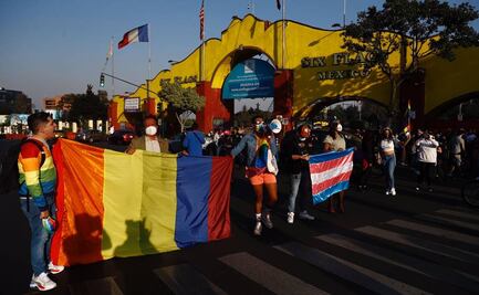 Comunidad LGBT aplica "besotón" y cierra vialidad al Ajusco en protesta por Six Flags