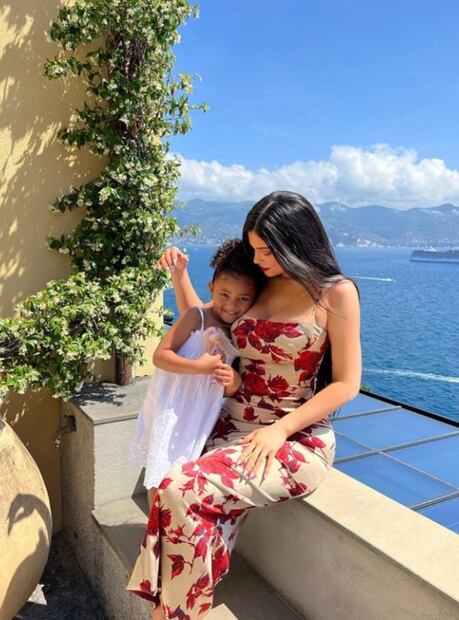 Kylie Jenner festeja a sus hijos; cumplen años con un día de diferencia 