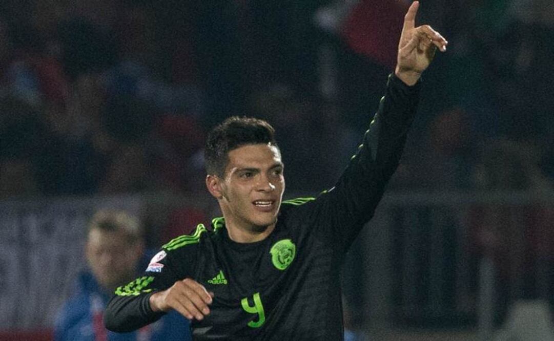 Raúl Jiménez celebra un gol con el Tri. Archivo