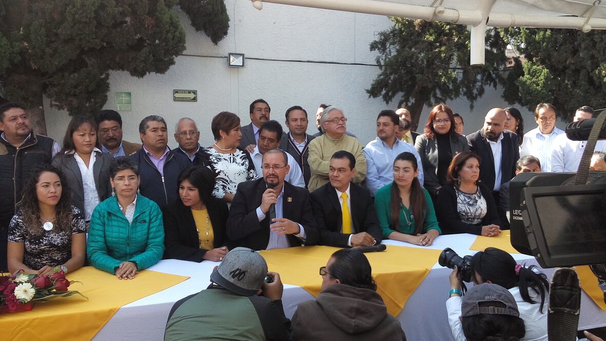 Juan Zepeda, de corbata amarilla, aseguró que tocará casa por casa, para ganar votos (Foto: Ma. Teresa Montaño / EL UNIVERSAL)