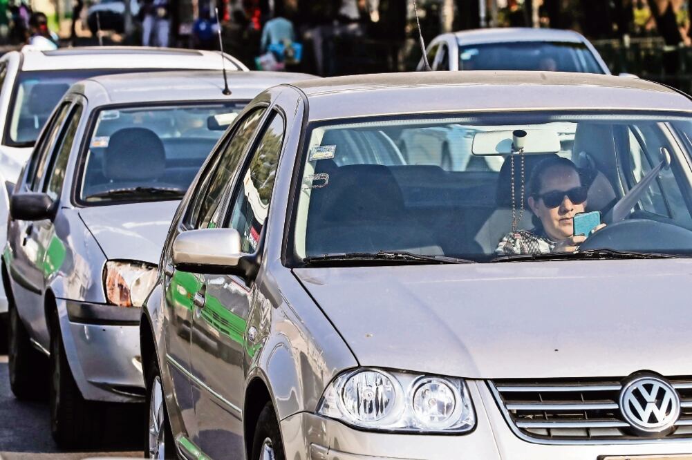 Enviar mensajes de texto mientras se conduce es considerada una de las razones principales de orfandad; los conductores que lo hacen son cuatro veces más propensos a sufrir un accidente automovilístico (FOTOS: GERMÁN ESPINOSA. EL UNIVERSAL)