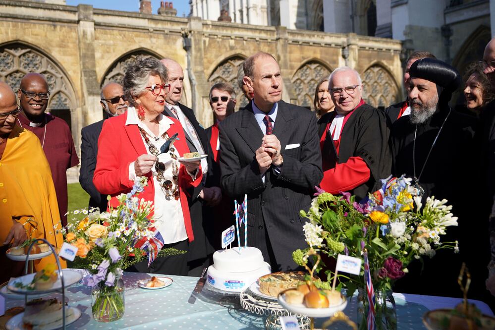 El príncipe Eduardo, duque de Edinburg, de Gran Bretaña, prueba el quiche oficial de coronación en un Gran Almuerzo de Coronación organizado por el Arzobispo de Canterbury, en la Abadía de Westminster, en Londres, el martes 18 de abril de 2023. (James Manning/PA vía AP)