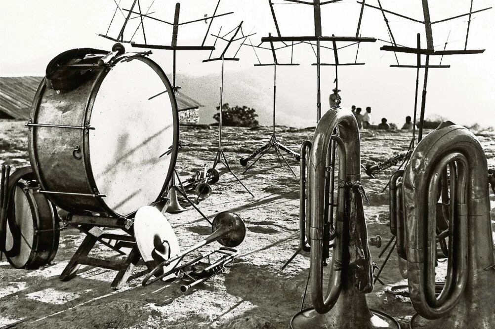Instrumentos musicales en Tlahuitoltepec, Oaxaca, 1955 (FOTO JUAN RULFO. CORTESÍA / FUNDACIÓN JUAN RULFO)