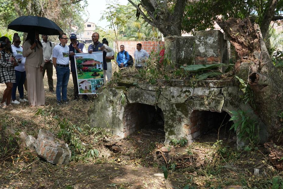 El cementerio donde sepultaban a los esclavos. De izquierda a derecha, la alcaldesa de Villa Rica, María Edis Dinas (con paraguas) y el ministro de Cultura de Colombia, Juan David Correa (camisa blanca). Foto: Cortesía Ministerio de Cultura de Colombia