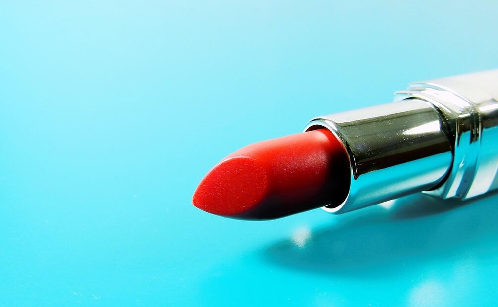 El lipstick rojo se preparó para entrar en escena durante la Segunda Guerra Mundial. Foto: Pexels