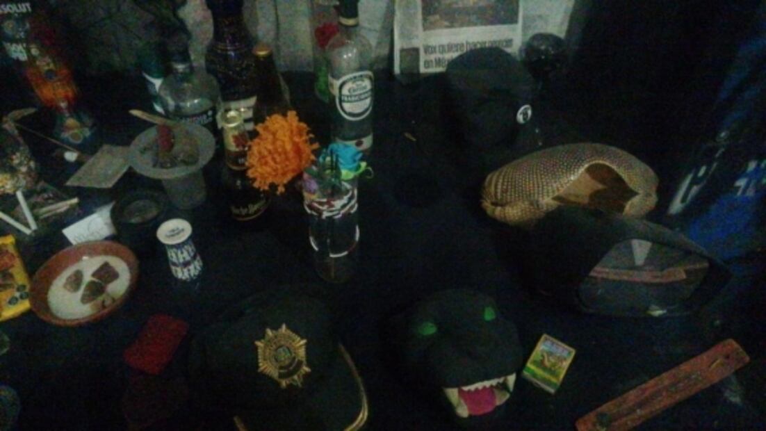 Altar a la Santa Muerte y cascos de policías, entre lo encontrado en edificio desalojado de la CNDH