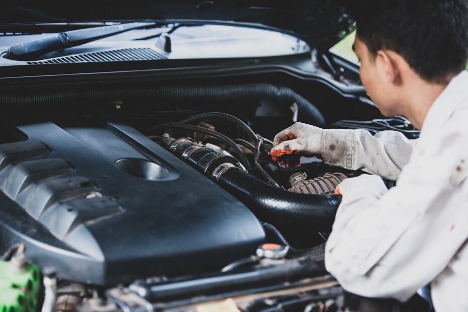 Enciende tu auto al menos una vez por semana si se quedará parado mucho tiempo. Foto: Freepik