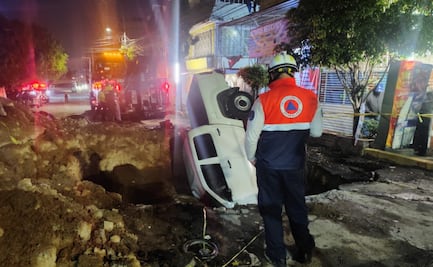 Camioneta cae a zanja por obras de drenaje en Iztapalapa; conductor estaba alcoholizado