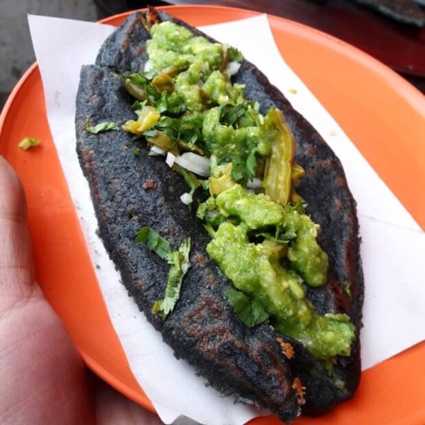 Prepara tlacoyos con sabor a puestito