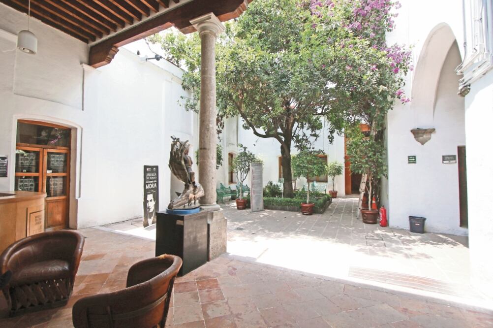 El Instituto Mora, fundado en 1981, se especializa en historia. Su sede principal es un inmueble histórico en la Plaza Valentín Gómez Farías, en Mixcoac. Foto: CARLOS MEJÍA. EL UNIVERSAL