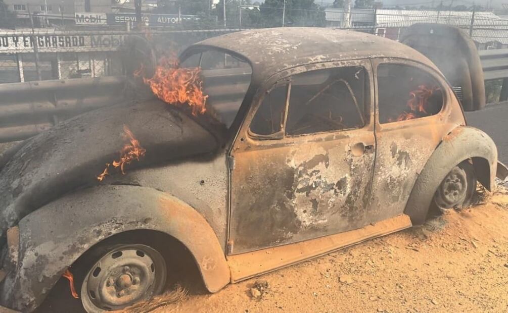 Incendio de un Volkswagen en la carretera México-Pachuca a la altura del kilómetro 13. Foto: Especial