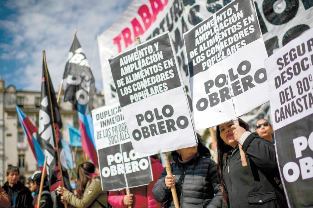 Inconformes. Miles de argentinos se manifestaron contra el gobierno de Mauricio Macri, en Buenos Aires. Foto/RONALDO SCHEMIDT. AFP