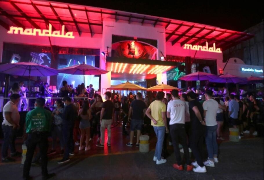 Playas llenas y fiestas al aire libre, el turismo en el Caribe mexicano se resiste a la pandemia del Covid-19