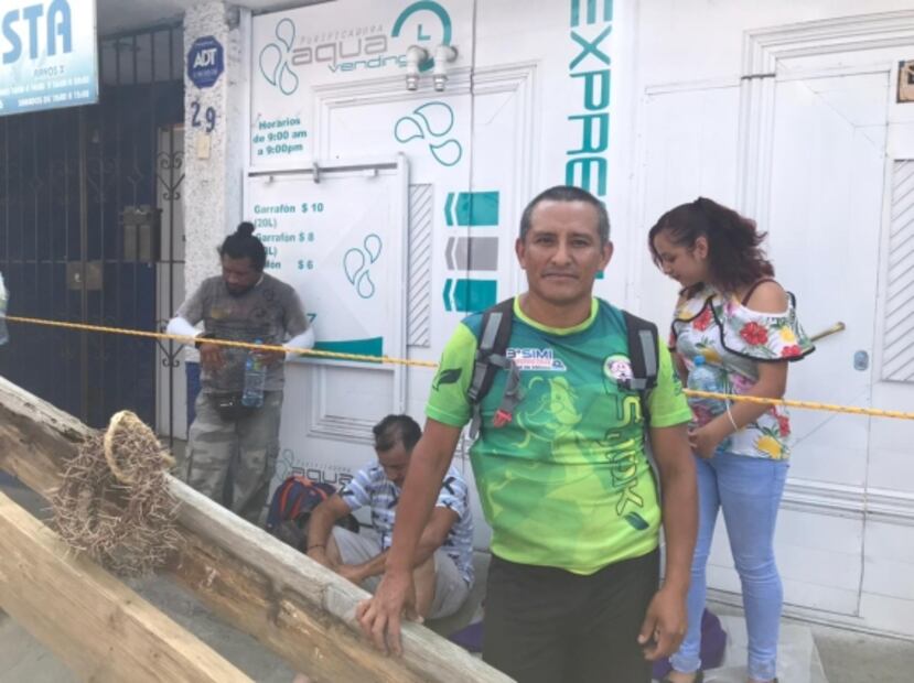 Brayan estando descalzo cargará cruz de 95 kilos en el viacrucis de Iztapalapa; pide por la salud de su mamá