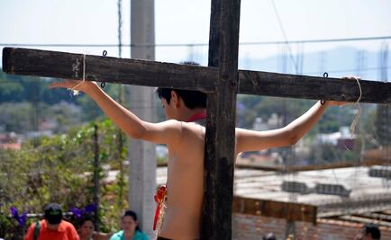 Joven que representaba a Jesucristo cae de la cruz y se lesiona el cráneo en NL