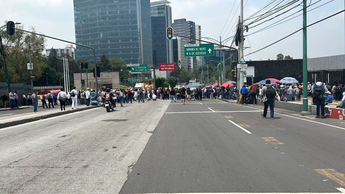 Ejidatarios de Hidalgo realizan un bloqueo frente a las oficinas de  la Conagua. Exigen solución a sus problemas por la falta del líquido. (Foto: especial)