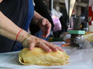 Historias de tamal: tradición y esfuerzo en el Día de la Candelaria; vendedores duplican su producción