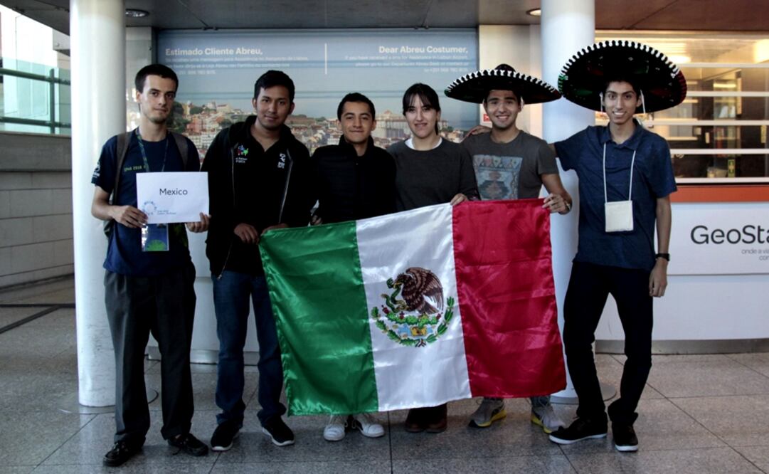 The academics that supported the high school youth were Eleazar Neri and Rodrigo Pelayo Ramos, who are part of the Olympic Physics Coordination of the Mexican Society of Physics - Photo: Taken from IPhO's official Facebook page