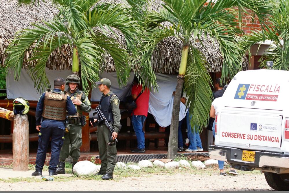Autoridades aseguran el lugar donde fue asesinado un policía, en el municipio de El Zulia. Foto: Mario Caicedo / EFE