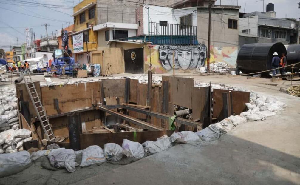 Sobre una trabe se encuentra una escalera de unos dos metros de altura para el descenso y ascenso de los trabajadores.
Foto: Carlos Mejía