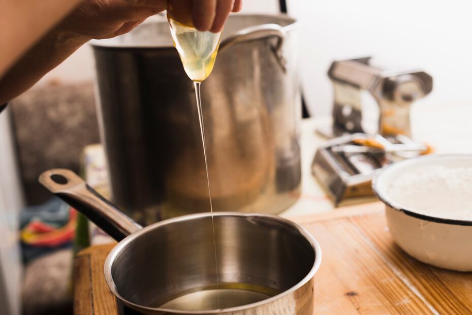 Un chorrito de vinagre puede transformar una receta y potenciar sus sabores. Foto: Freepik