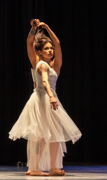 Nueva versión del "Lago de los cisnes" en el Teatro Guillermina Bravo. Foto: Alex Chiu.