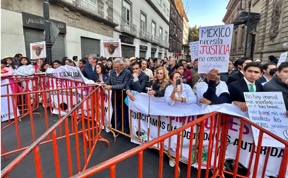 Colectivos a favor de la tauromaquia se manifiestan afuera del Congreso de la CDMX contra la prohibición de corrida de toros. Foto: Yaretzy M. Osnaya/EL UNIVERSAL
