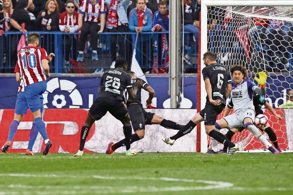 Paco Memo ha recibido 23 goles en lo que va de la presente temporada; el líder utilizó de escalón al débil Granada (KIKO HUESCA. EFE)