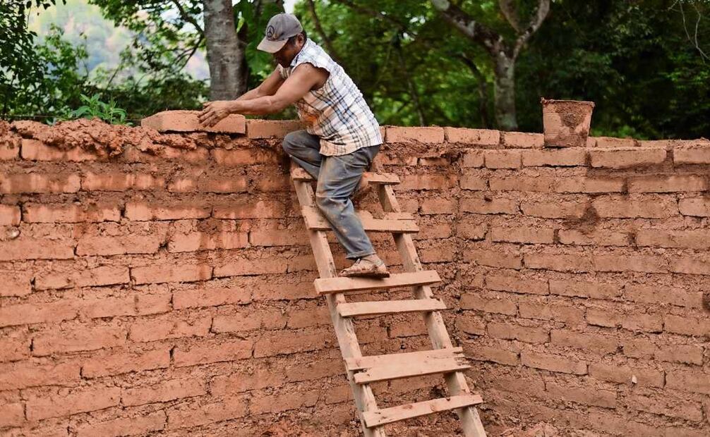 La construcción de una vivienda pequeña de adobe tiene un costo aproximado de 18 a 20 mil pesos. Foto: Salvador Cisneros / EL UNIVERSAL
