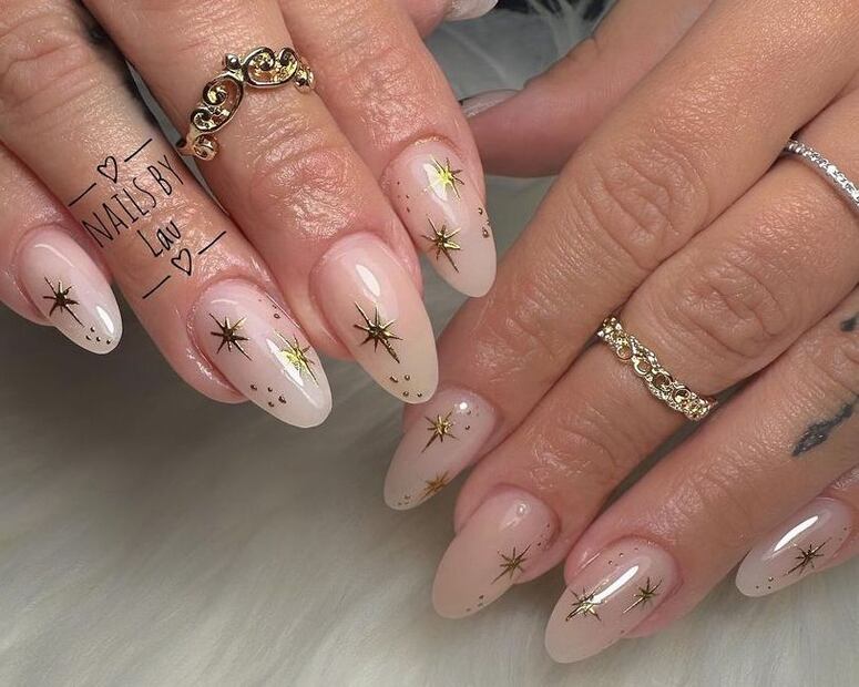 5. Uñas con relieves metálicos para Año Nuevo. Foto: Instagram @nails_by_lau_oficial