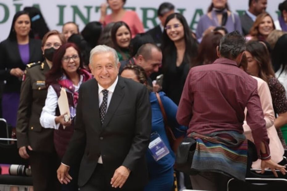 Crónica. Mujeres arropan a AMLO en el 8M con porras, abrazos, "foto, foto" y saludos a Beatriz 