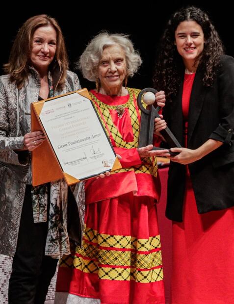 Alejandra Frausto, secretaria de cultura; Silvia Lemus; Rosa Beltrán, coordinadora de difusión Cultural; Elena Poniatowska, escritora; Luisa María Alcalde, secretaria de gobernación y Javier Garciadiego durante la ceremonia del Premio Internacional Carlos Fuentes a la Creación Literaria en el Palacio de Bellas Artes. Fotos: Gabriel Pano/EL UNIVERSAL.