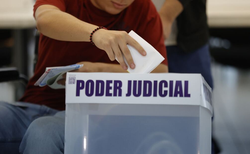 Personas practican sobre como votar en elección judicial (20/05/2025). Foto: Diego Simón / EL UNIVERSAL