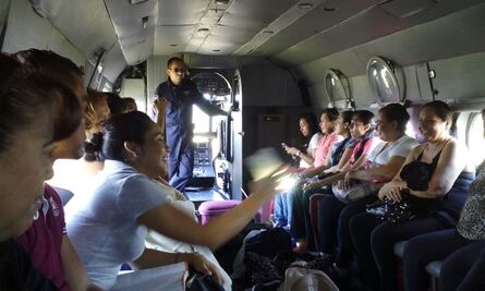 Trasladan en helicóptero a maestros para su evaluación